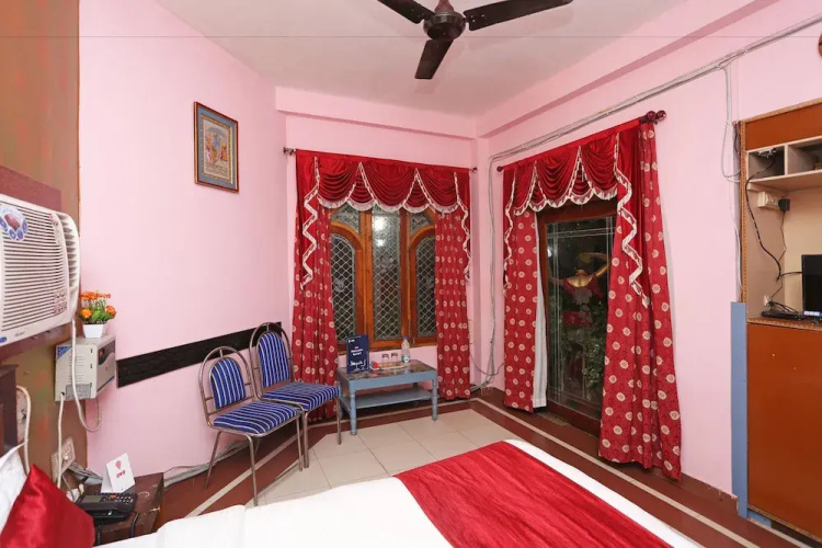 Capital O 6077 Hotel Ashraya
