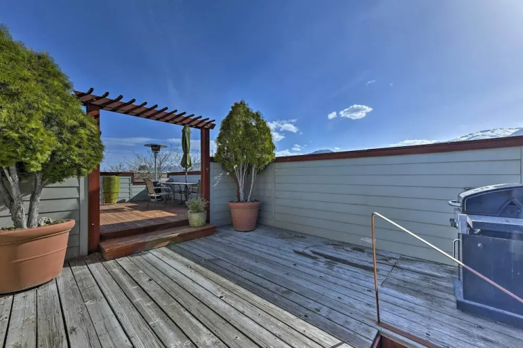 Walkable Downtown Logan Apartment w/ Rooftop Deck
