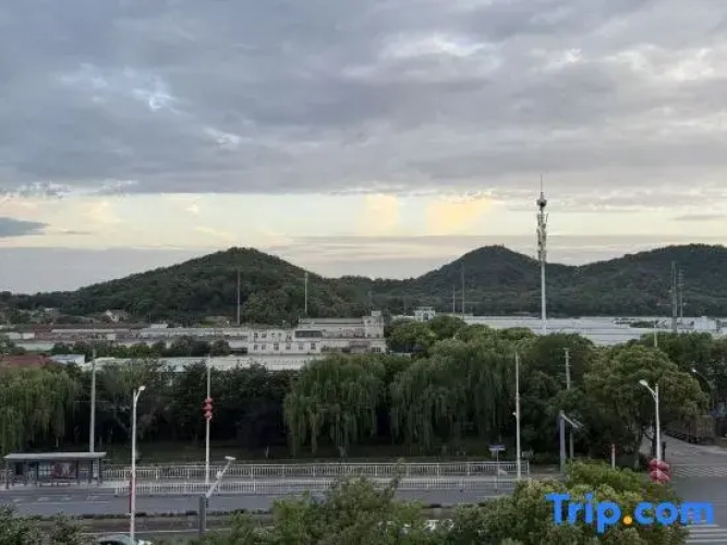 Yuefeng Hotel (Wuhu Sanshan Economic Development Zone)
