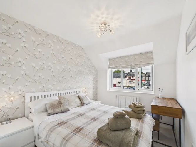 2-bed Central Apartment- Free Private Parking