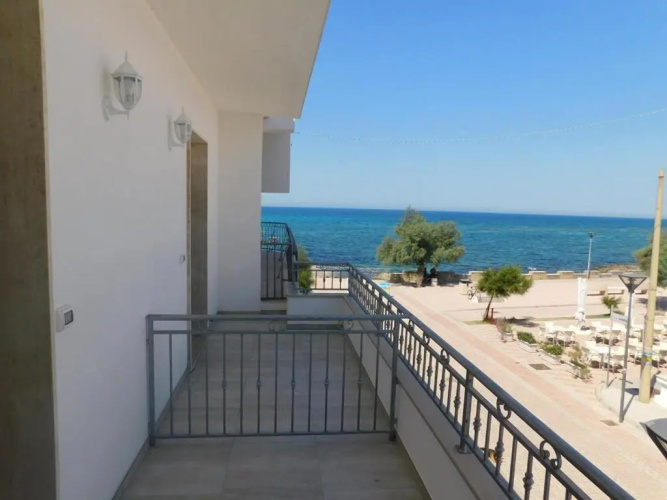 Bilocale con balcone sul mare 107