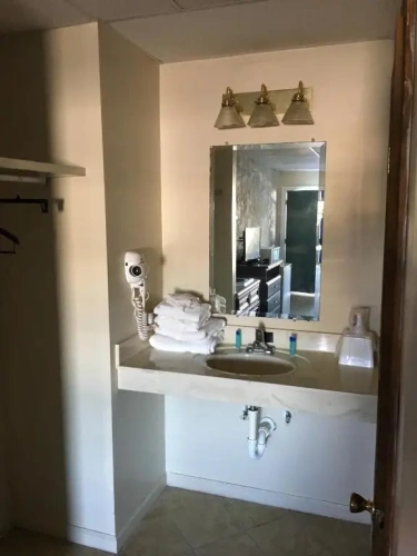 Standard Quadruple Basement room