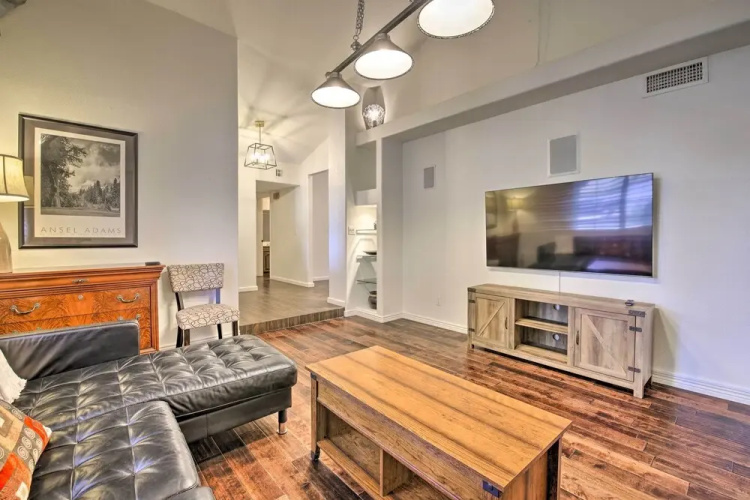 11 Mi to Phoenix: Tempe Escape w/ Patio & Bar!