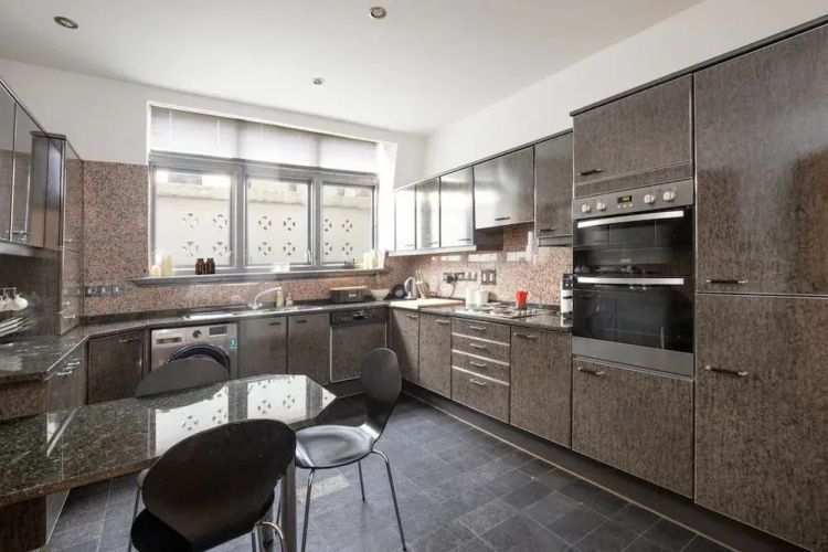 Stylish 2-bed Flat by Piccadilly Circus & Mayfair