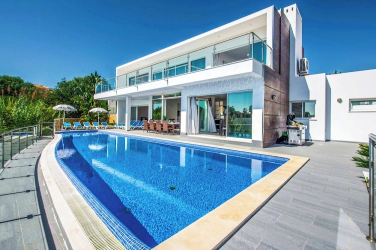 5 Bedrooms Villa