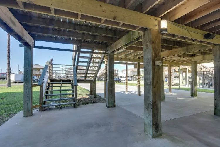 Walk to Shore & Restaurants: Surfside Beach Home!