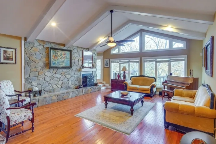 4 Bedrooms Apartment