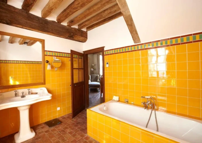 Superior Double Basement room