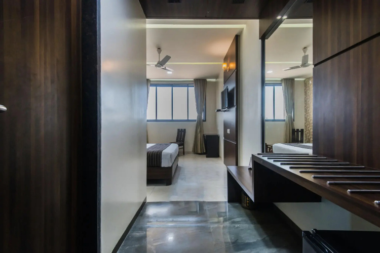 OYO 7136 Solitaire Residency