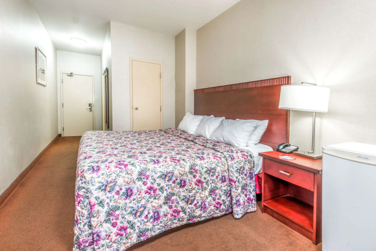 Howard Johnson by Wyndham Toronto Downtown West