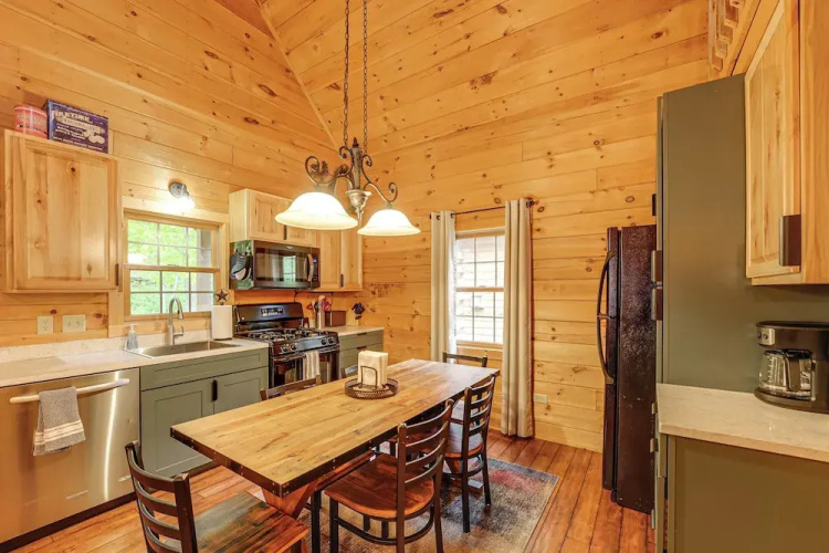 Fire Pit & Porch: Warm & Woodsy Rothbury Escape!