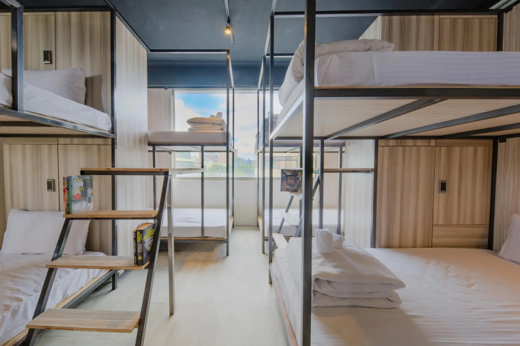 Corner Hostel & Cafe