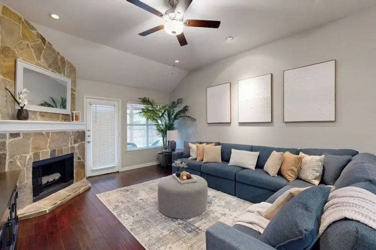 4 BR Spacious Modern Home w/ Game Room & Wifi
