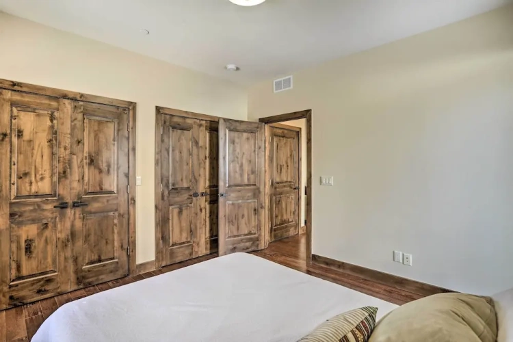 5 Bedrooms Apartment