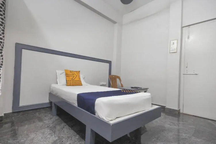 Sri Krishna Lodge by OYO Rooms