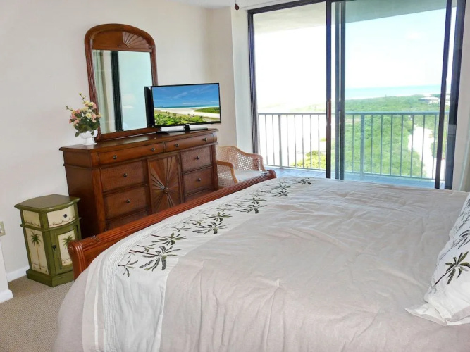 Beachfront Condo With Pool and Ocean View From Balcony