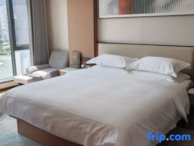 Deluxe Suite with lake view