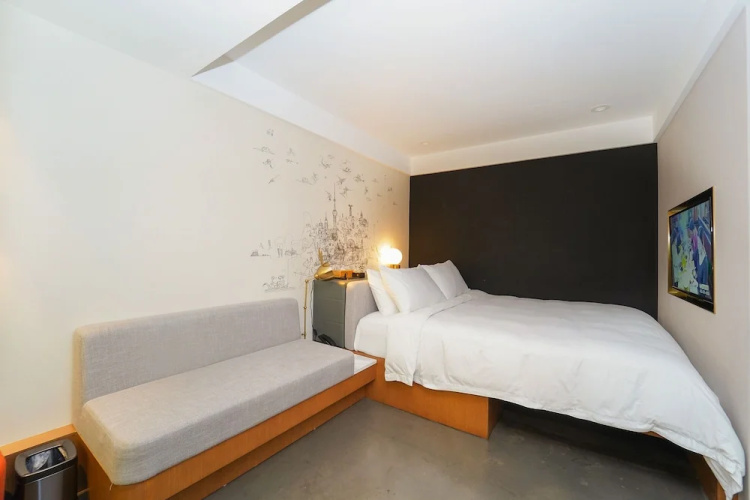No. 8 Art Hotel