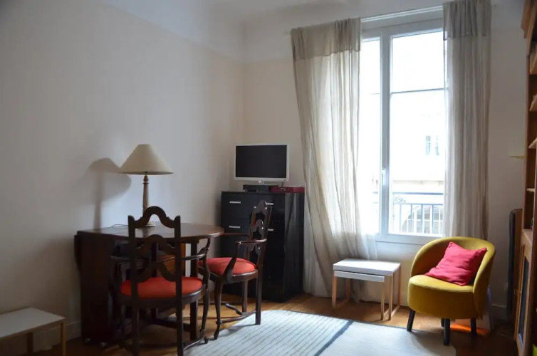 Bright Montmartre 1 Bedroom Flat - Image 9