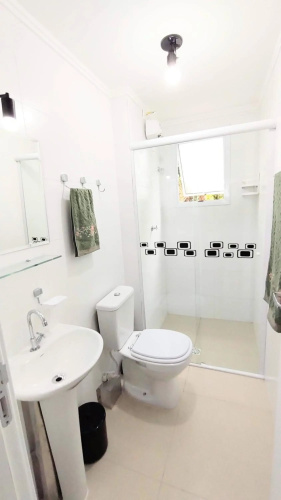 Apto Centro Ubatuba com Varanda Gourmet, Suíte e Piscina