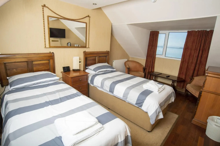 Nomi Rooms & Restaurant