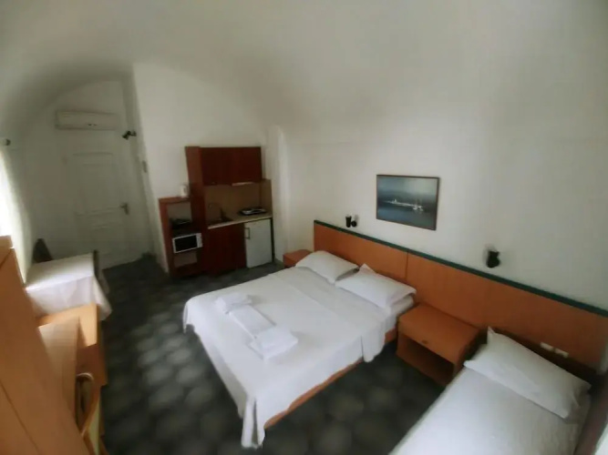 Sunrise Studios in Perissa