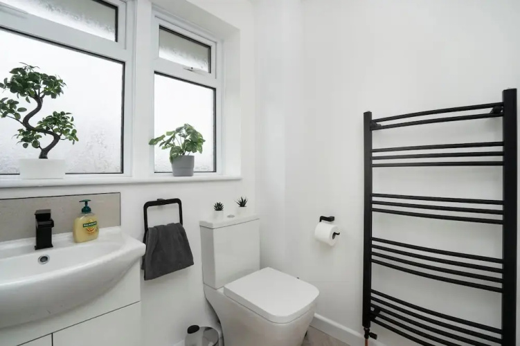 Modern 4 Bed House-free Parking