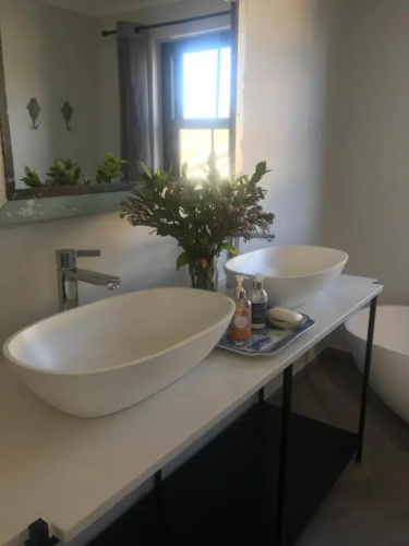 Comfortable Room with Large en Suite Bathroom