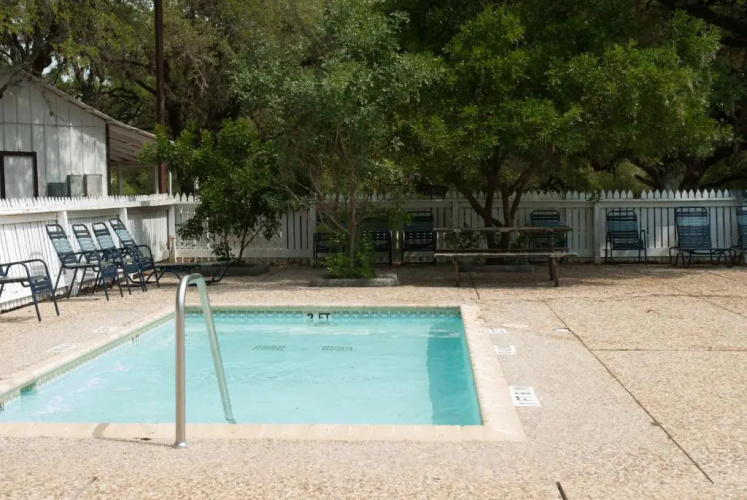 Medina Lake Camping Resort Cabin 8