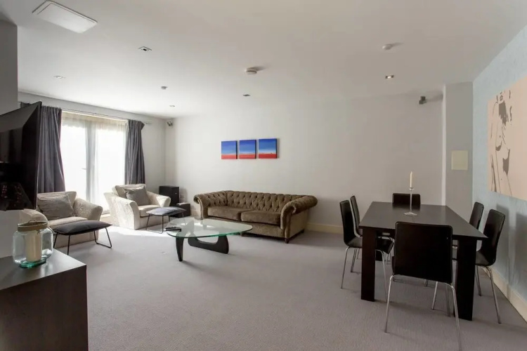 Stylish 2bed Apt With Free Parking/elevator