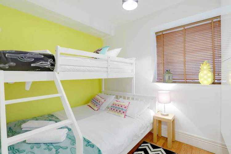 Brighton Getaways-Seaside Patio Apt