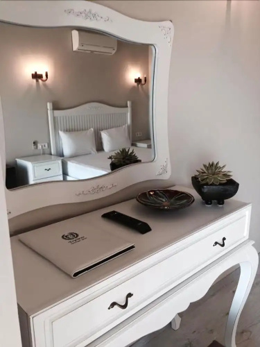 Erythros Boutique Hotel