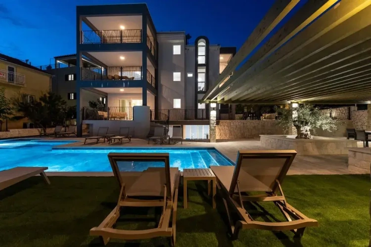 2 Bedrooms Apartment
