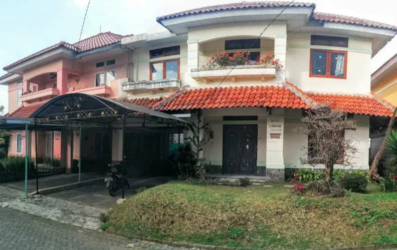 Villa Anvil Cipanas 4 Bedroom for 25 pax