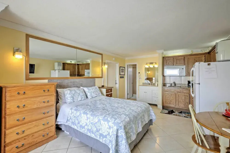 Daytona Beach Studio w/ Oceanfront Balcony & Pool!