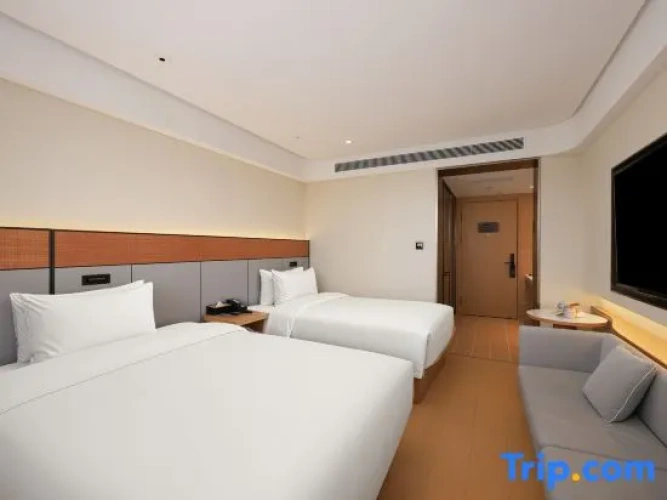 Standard Twin room with street view