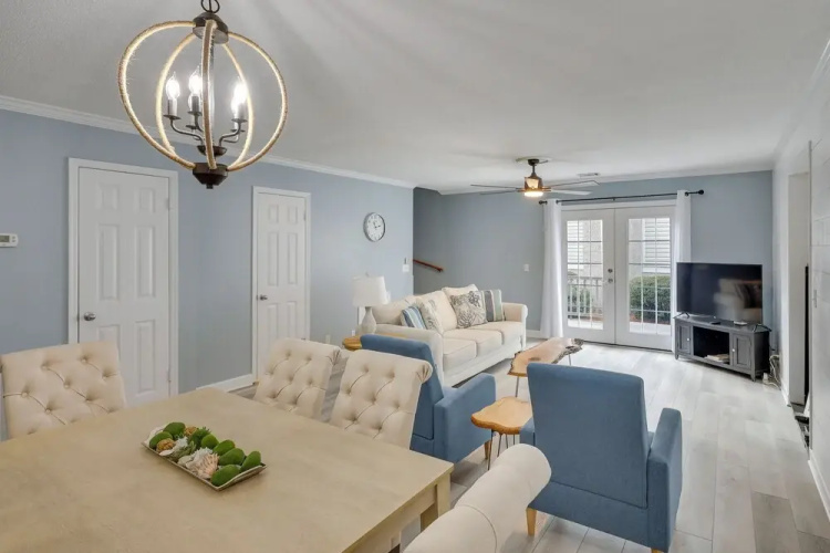 3 Mi to St Simons Beach: Gem w/ Pool Access & Deck