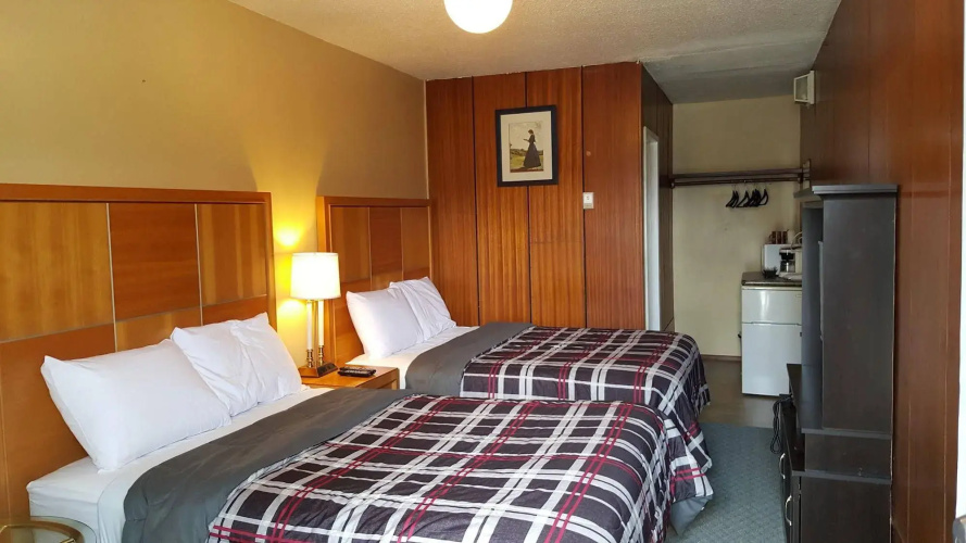 Plaza Motel