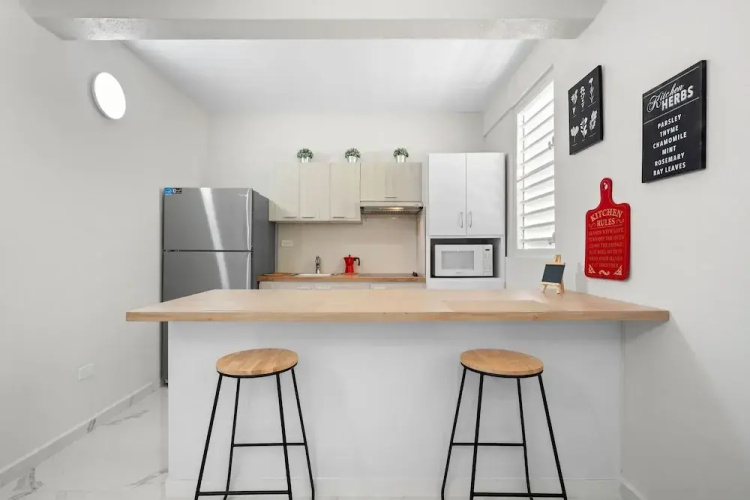 Modern 2 BR Apt Great Location Smart TV AC