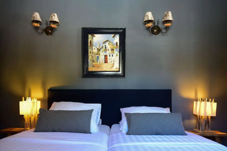 1144 Villa la Perla