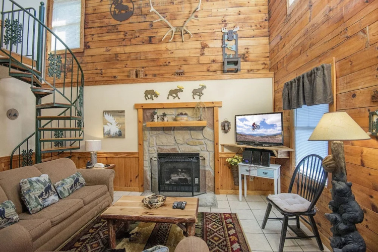 Moose Manor by Heritage Cabin Rentals