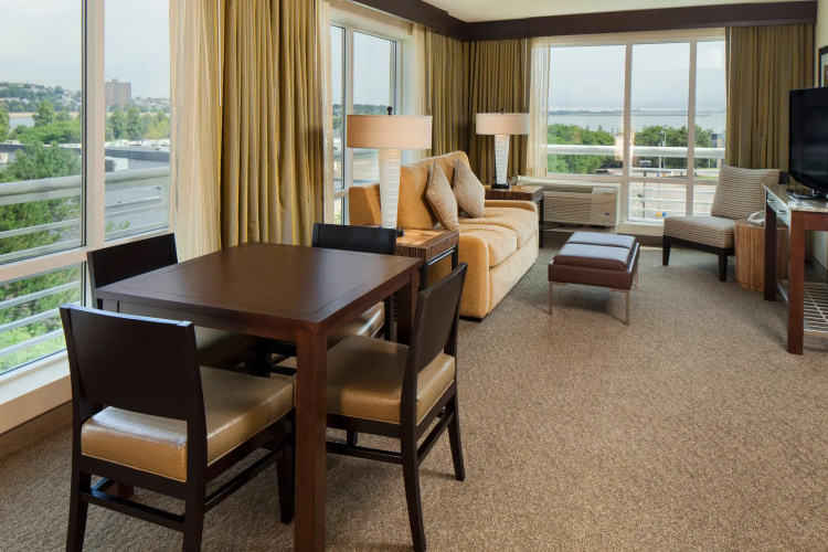 DoubleTree by Hilton Hotel Boston Bayside