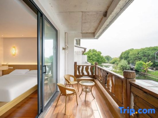 Standard Double room with lake view