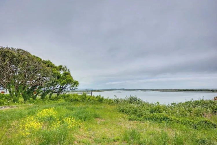 Smith River Vintage Cabin: Oceanfront Deck + Views
