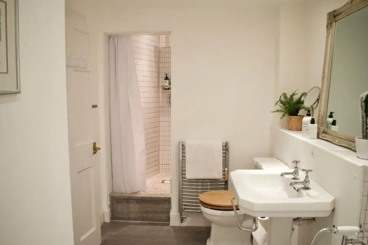 Central, Garden Flat, Sleeps 4, Perfect Location