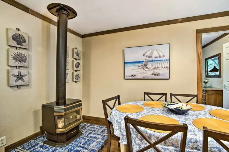 Coos Bay Cottage w/ Fireplace & BBQ Patio!