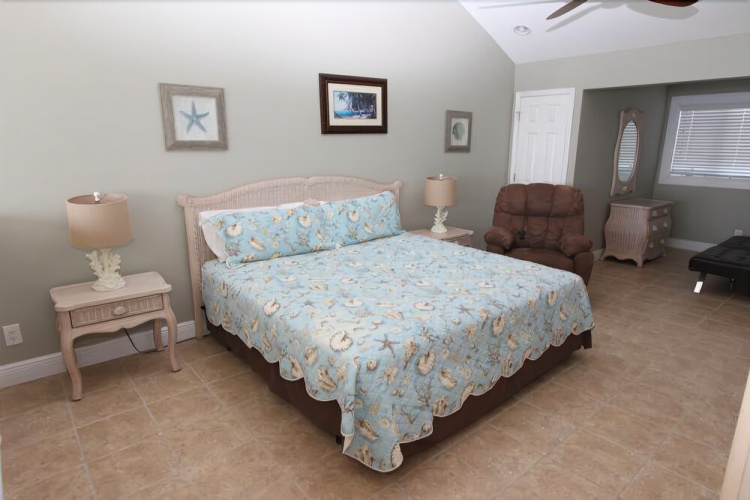 Seawinds 2 - 4 Br cabin by RedAwning