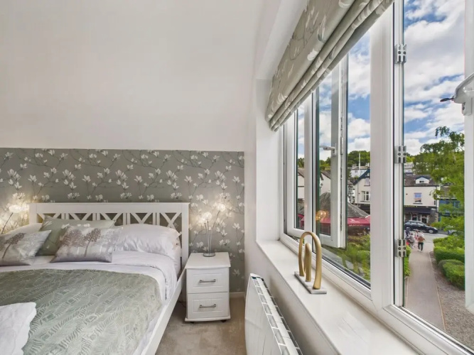 2-bed Central Apartment- Free Private Parking