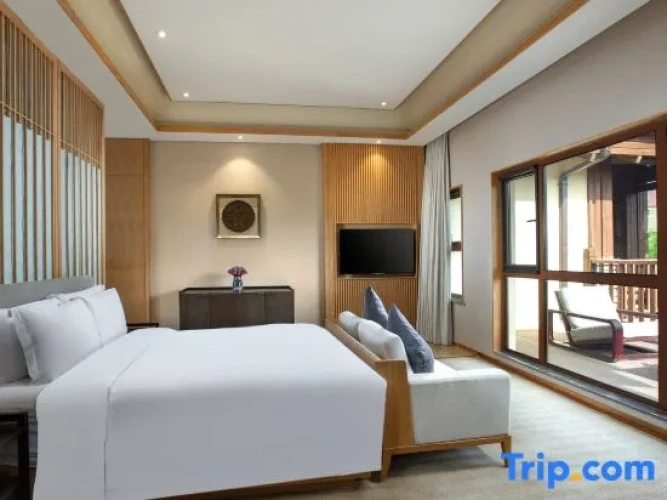 Suite with balcony