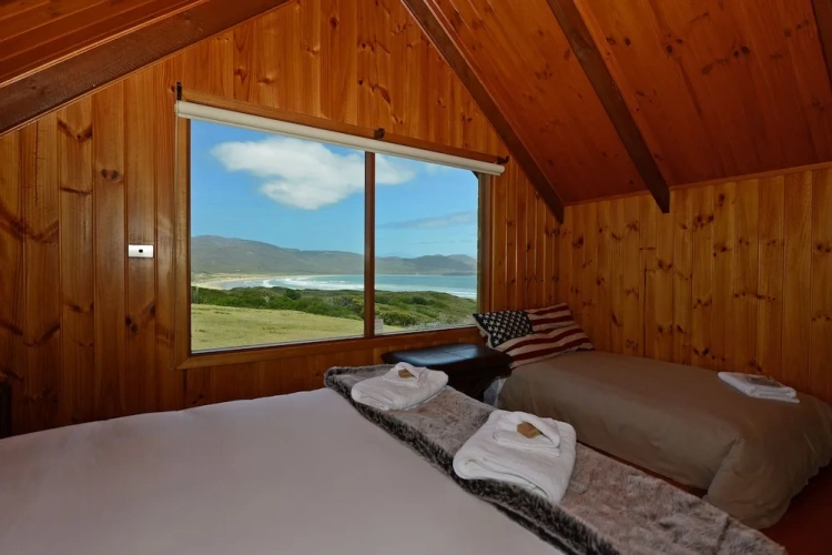3 Bedrooms Cottage beachfront